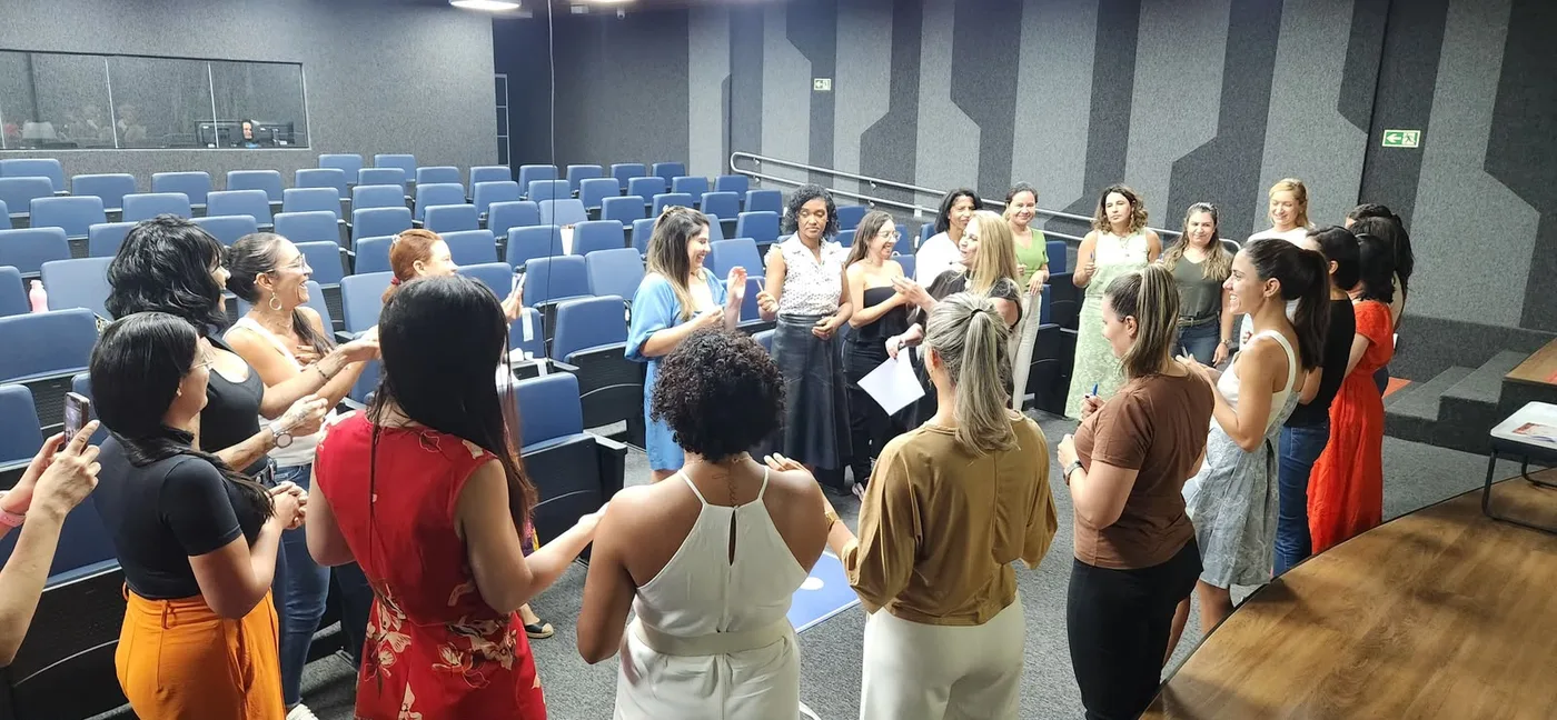 Plateia acompanhando palestra em auditório