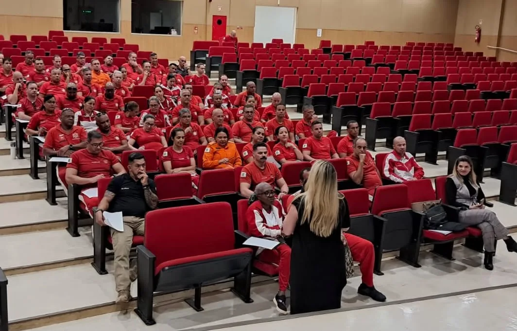 Treinamento em auditório com assentos vermelhos