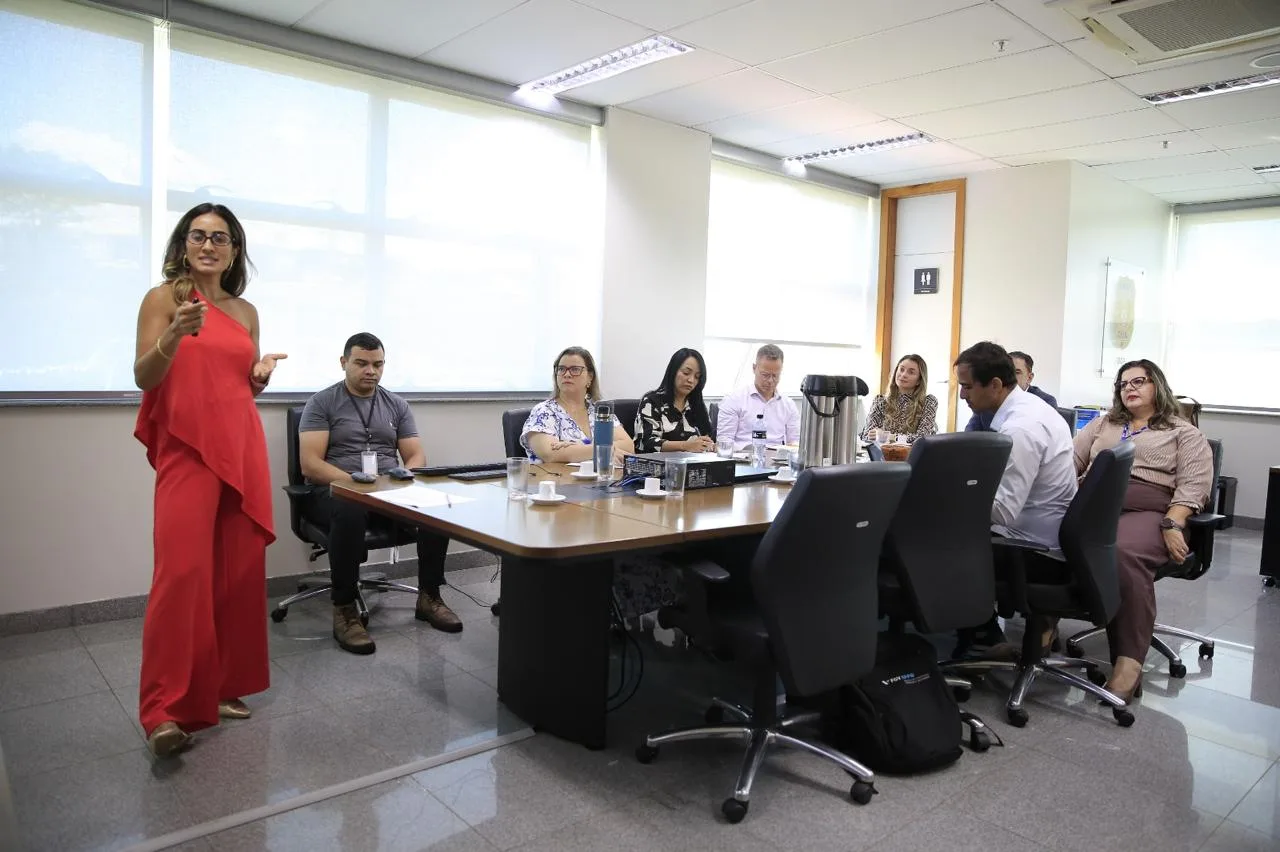 Reunião de trabalho com equipe multiprofissional